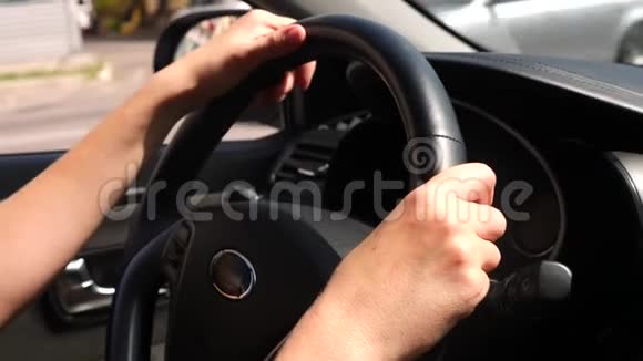 把手放在汽车方向盘上太阳眩光4k慢动作视频的预览图