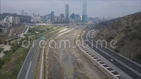 智利的河流高速公路和公园的鸟瞰图视频的预览图