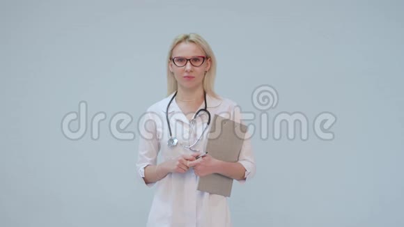 一位身穿白大褂听诊器微笑着看镜头的女医生的画像视频的预览图