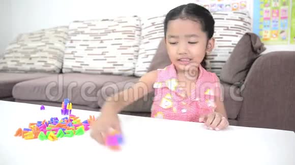 可爱的亚洲泰国小女孩玩砖头视频的预览图