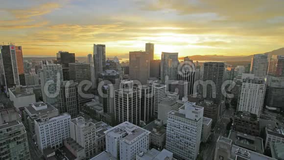不列颠哥伦比亚省温哥华加拿大市中心城市风景与交通和金色日落时间过去视频的预览图