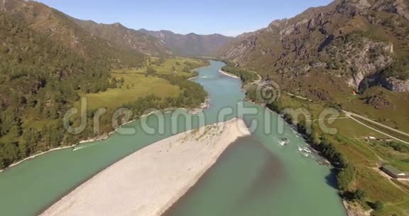 带着绿松石的水在河河视频的预览图