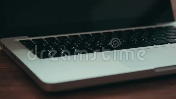 桌上的笔记本电脑和日记视频的预览图