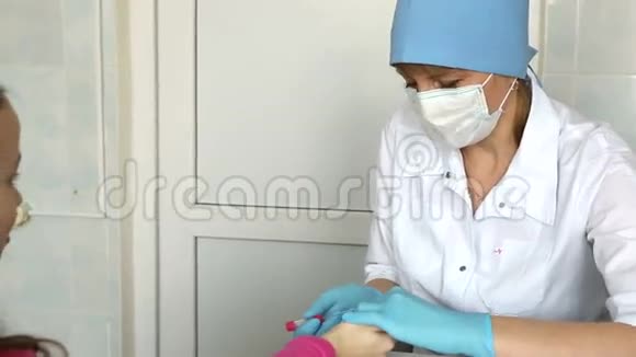 护士在医学实验室从孩子的手指上取血视频的预览图