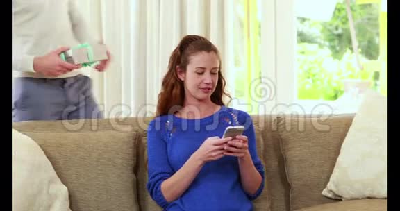 一个男人在沙发上送礼物给女友视频的预览图
