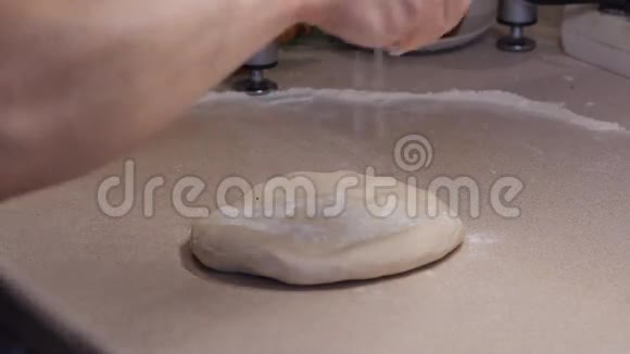 厨房里做食物的过程4过程视频的预览图