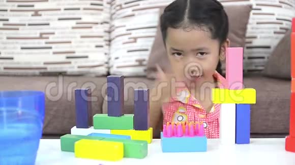 可爱的亚洲泰国小女孩玩砖头视频的预览图
