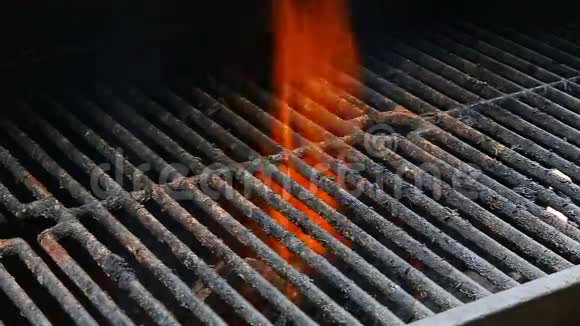 烧烤烧烤和发光的煤你可以看到更多的烧烤烤食物火视频的预览图