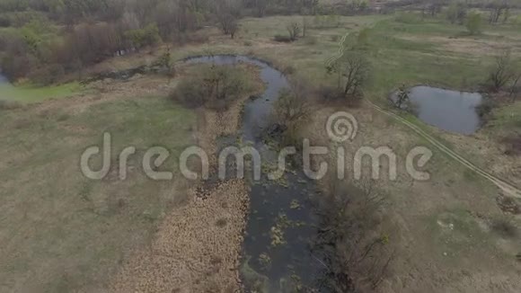 带着沼泽和湖泊飞过田野空中观景录像4k视频的预览图