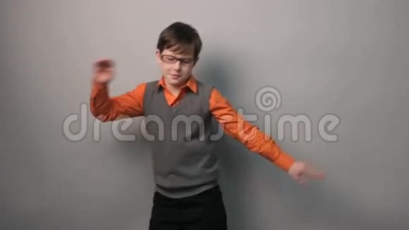少年舞跳得滑稽挥舞着手臂视频的预览图