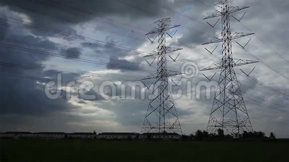 电线杆高压塔和天空中的稻绿锉球视频的预览图