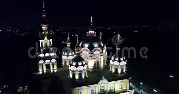 明亮的教堂有金色的圆顶和十字架夜泊中的流光一段录音视频的预览图