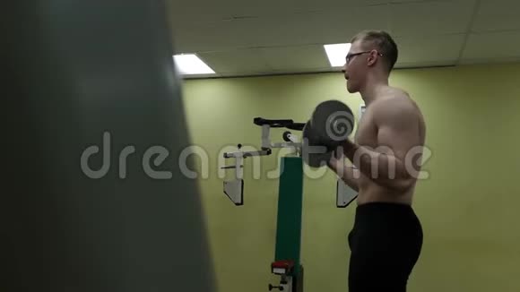 健身运动中的哑铃男二头肌健身举重视频的预览图
