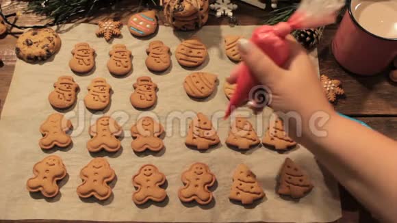 圣诞饼干的装饰过程视频的预览图