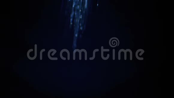 在黑色背景下喷水慢动作视频的预览图