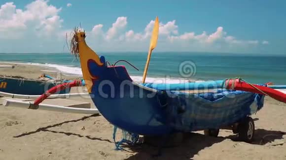 巴厘岛海滩上的传统蓝船视频的预览图