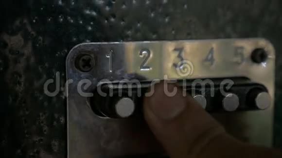 门上的锁码按钮设置慢动作视频视频的预览图
