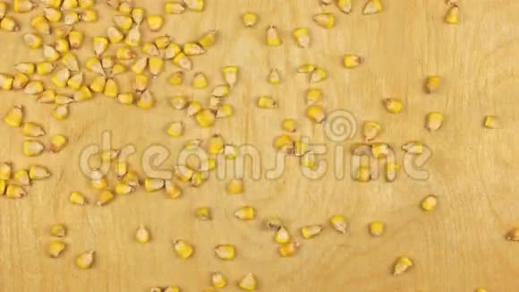 玉米落在木制背景上视频的预览图