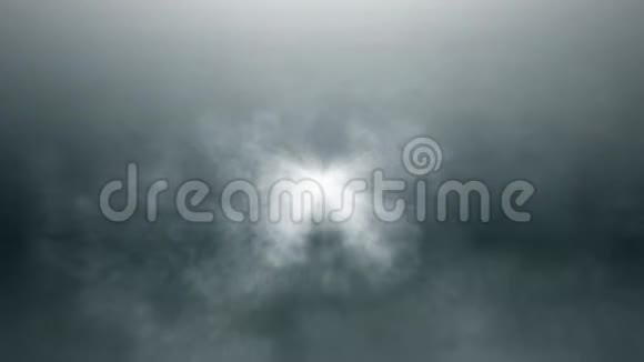 在一片活跃的雨云中飞得很快视频的预览图