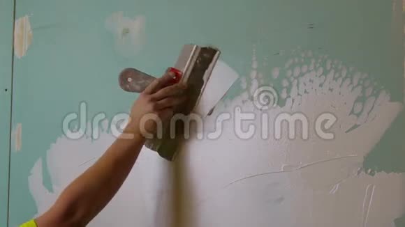 建筑工人在干墙上施涂石膏视频的预览图