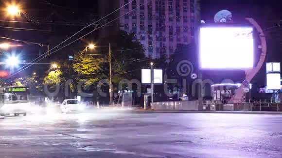 夜间城市繁忙道路的时间流逝视频的预览图