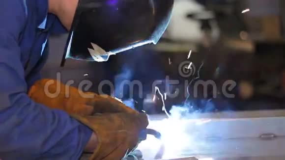 在金属行业工作的焊工视频的预览图