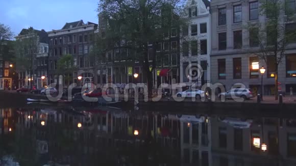 多云的九月早晨在城市频道荷兰阿姆斯特丹视频的预览图
