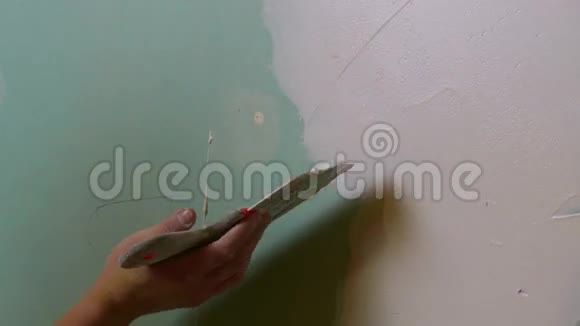 建筑工人在干墙上施涂石膏视频的预览图
