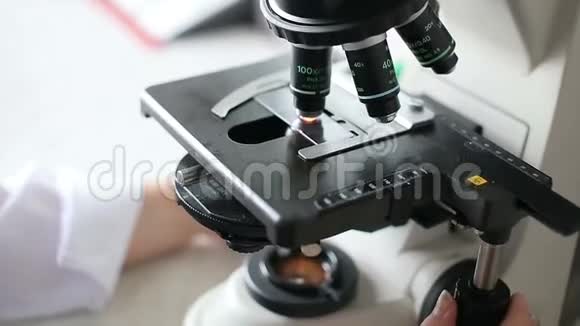 微生物实验室配合显微镜工作视频的预览图