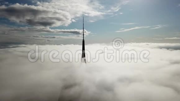 拉托维亚电视塔扎库萨拉烟云欧洲最大的空中无人机顶视图视频的预览图