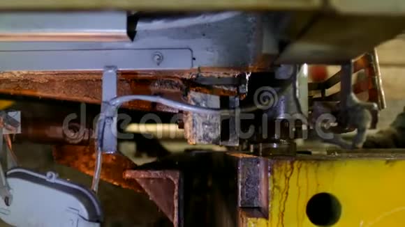 该工人从事生产自动机床上的金属切削金属切削制造视频的预览图