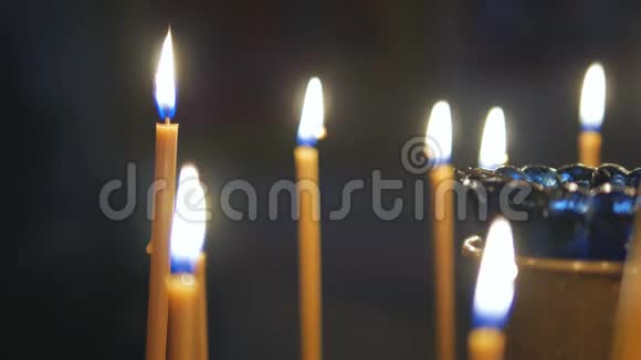 在东正教教堂烧蜡烛图标和祈祷视频的预览图