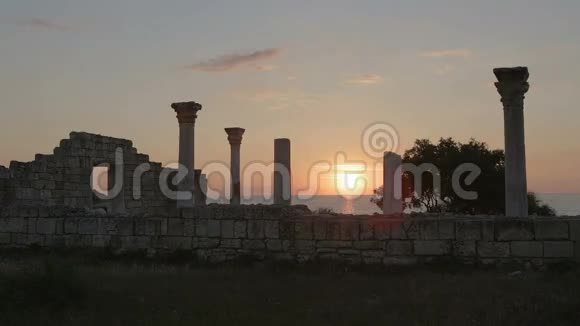 古希腊的罗勒卡和大理石柱在日落的背景下视频的预览图
