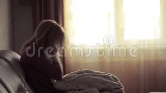 沮丧的女人在床上女孩在沙发上哭急性山区视频的预览图