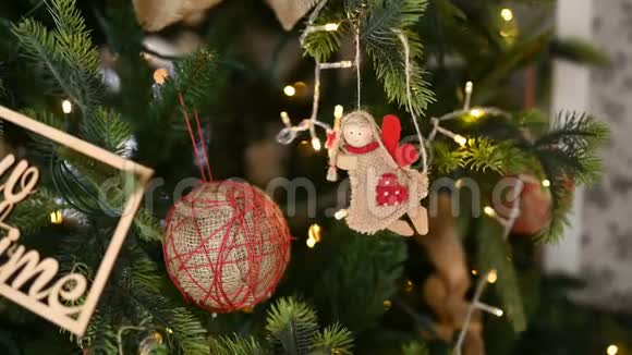 圣诞树上装饰着闪闪发光的圣诞树玩具和闪亮的灯光新年的心情视频的预览图