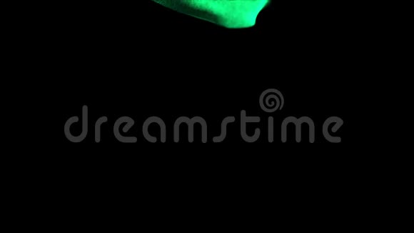 平流发光绿色粒子在液体中漂浮的三维油墨效应缓慢流动的液体中流动的发光粒子视频的预览图