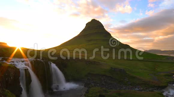 冰岛西部的柯克朱费尔山和柯克朱费尔瀑布视频的预览图