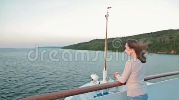 日落时分年轻女子期待着游船视频的预览图