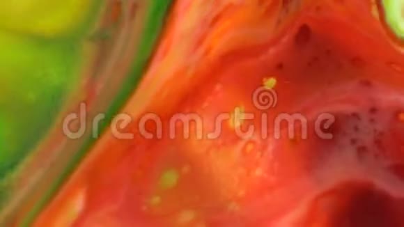 绿色的红色溪流抽象的食物颜色墨水移动或流动的背景视频的预览图