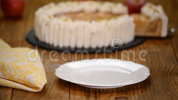 特写美味的苹果蛋糕盘子里的一块蛋糕甜食视频的预览图