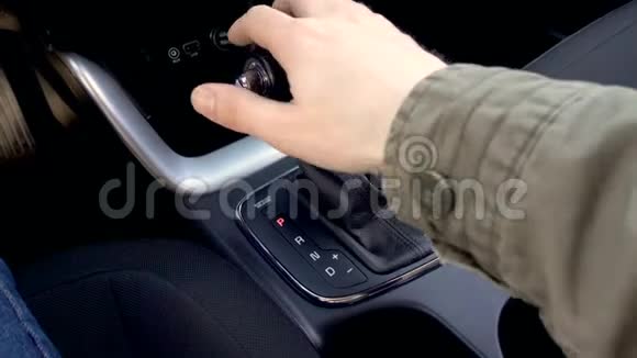 自动变速器自动换挡汽车里的换档旋钮视频的预览图