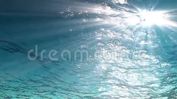 光线从水下循环动画中穿过海浪高质量的光线照射视频的预览图