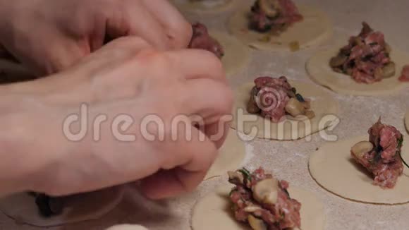厨房里做食物的过程4过程视频的预览图