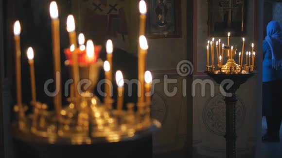 在东正教教堂烧蜡烛图标和祈祷视频的预览图