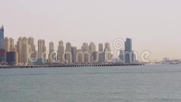 迪拜城市日时码头海滩观景棕榈全景视频的预览图