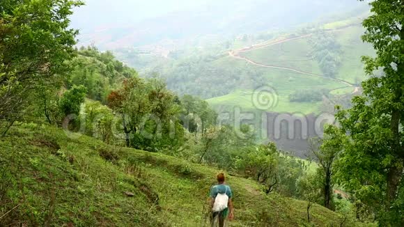 尼泊尔喜马拉雅山女性白种人游客徒步旅行视频的预览图
