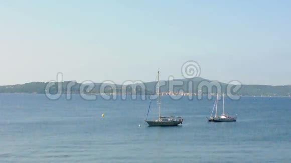 法国里维埃拉从圣特罗佩斯的观点游艇和帆船视频的预览图