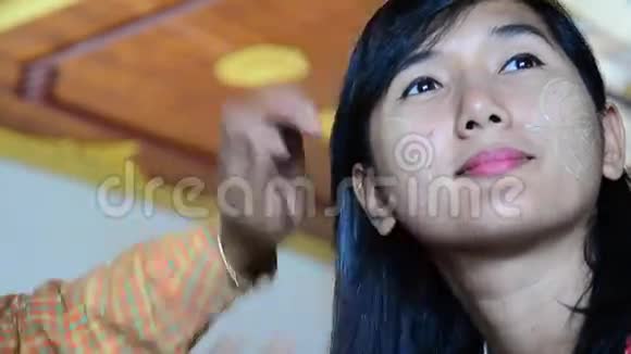 缅甸女性为泰国旅行者女性化妆视频的预览图