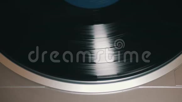 唱片播放器转盘上的老式乙烯唱片视频的预览图
