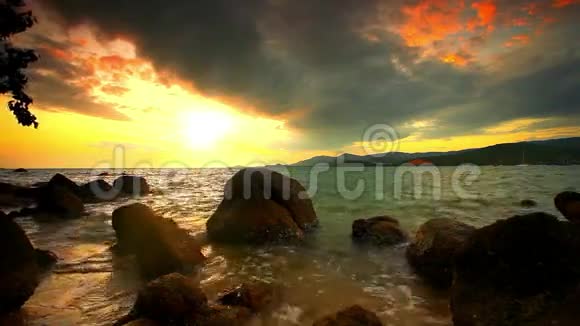 阴天晚上的岩石海滩泰国视频的预览图